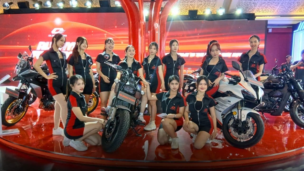Talent 8Gate Hadir dan Bersinar di Booth QJMotor pada IIMS 2026